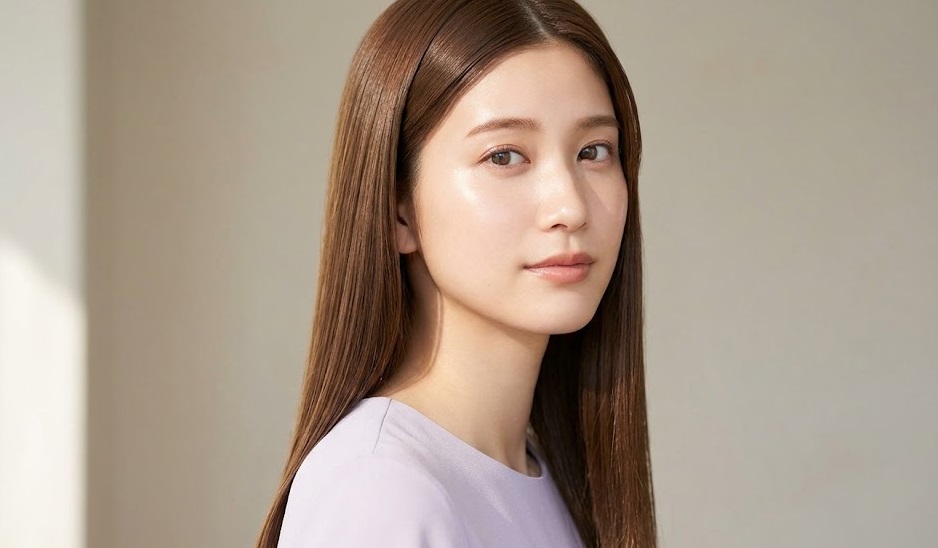 生見愛瑠の美しいストレートヘアと透明感のあるメイク