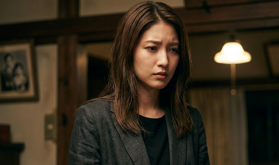 女優・生見愛瑠の大人っぽい表情とギャップ